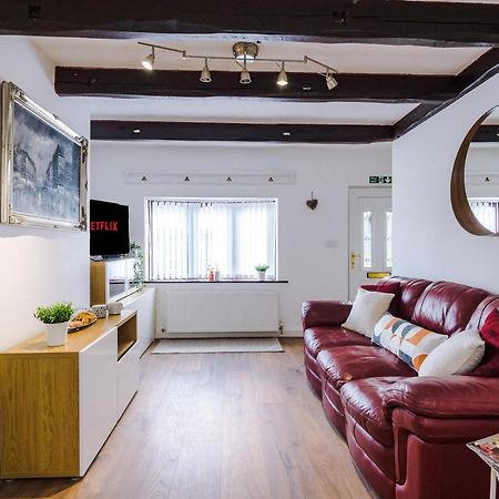 Sunshine Cottage By Happy Sunshine Stay Golborne Kültér fotó